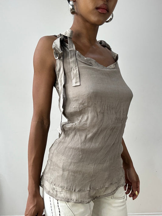 Vintage edit treinta y dos | pequeño cami gris con detalle de cinta de unión