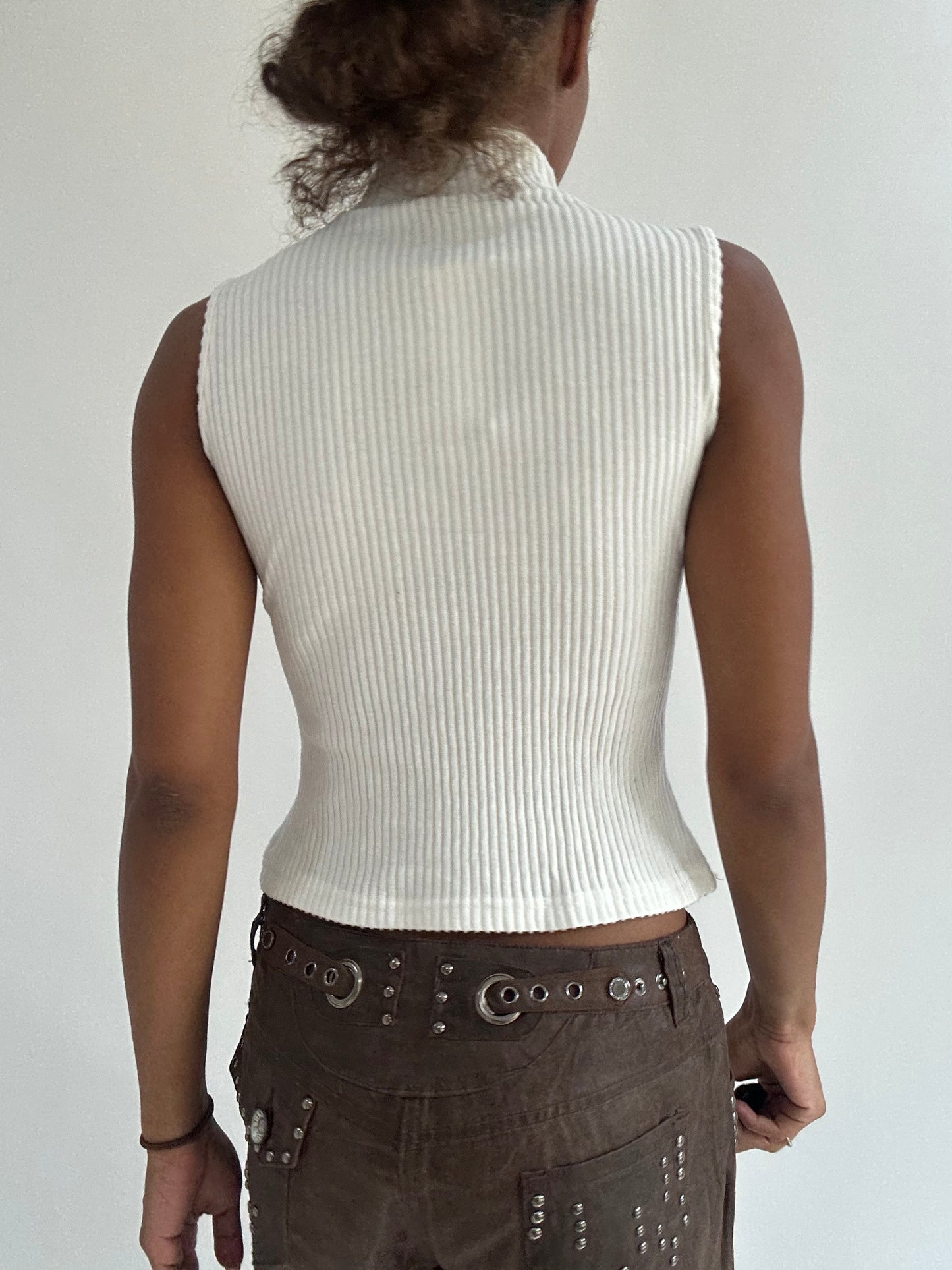 ‼️ | small white sleeveless high neck top