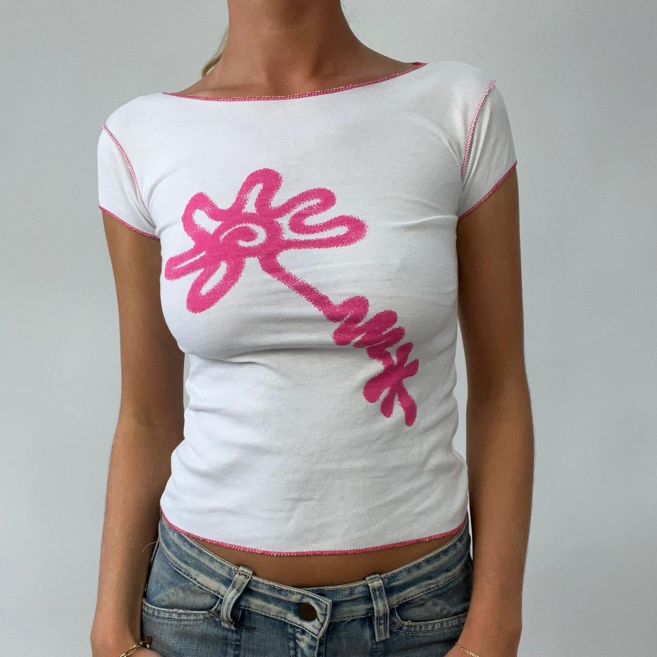💻‼️ baby tee with pink flower graphic