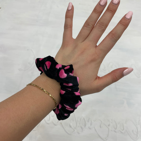 💻⭐️ | black/pink polka dot velvet scrunchie