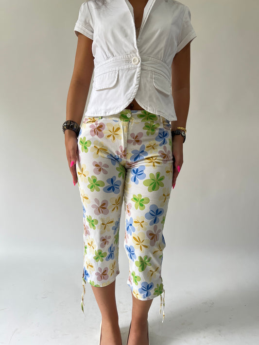 SATC gota | pequeños pantalones capri blancos con estampado floral