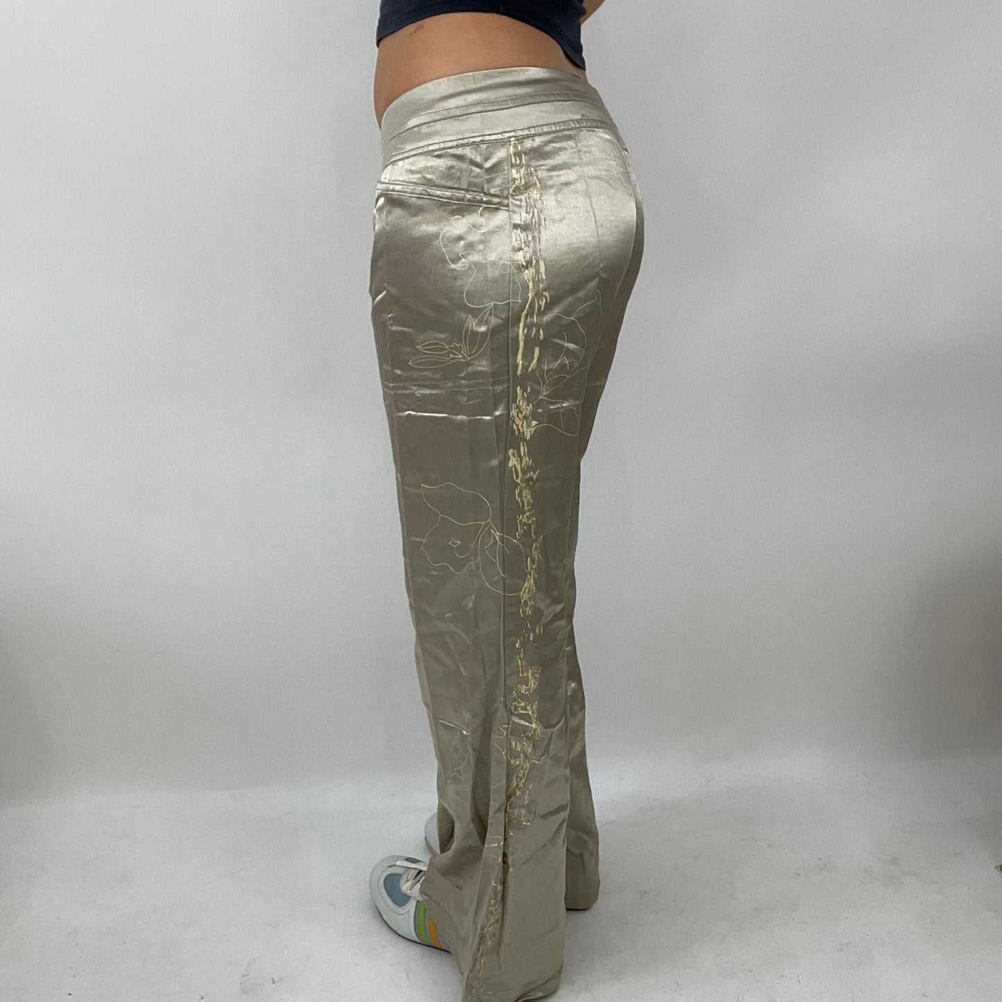 ‼️💻 champagne wide leg trousers with floral details on the legs