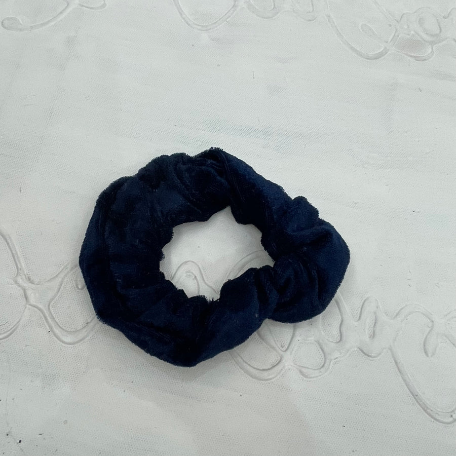 💻⭐️ | navy velvet scrunchie