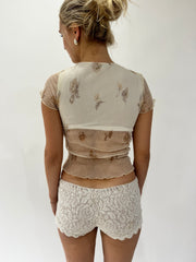french summer drop | taille: XS · couleur: crème · matière: dentelle · article: mini-short · détails: surcouche