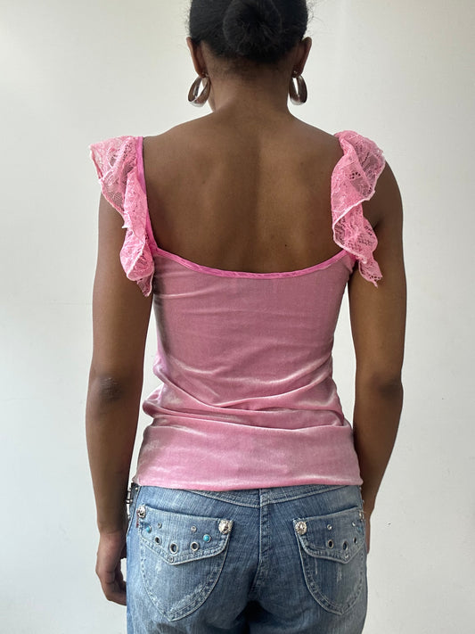 Vintage edit treinta y uno | top pequeño de cami de terciopelo rosa con correas de encaje con volantes