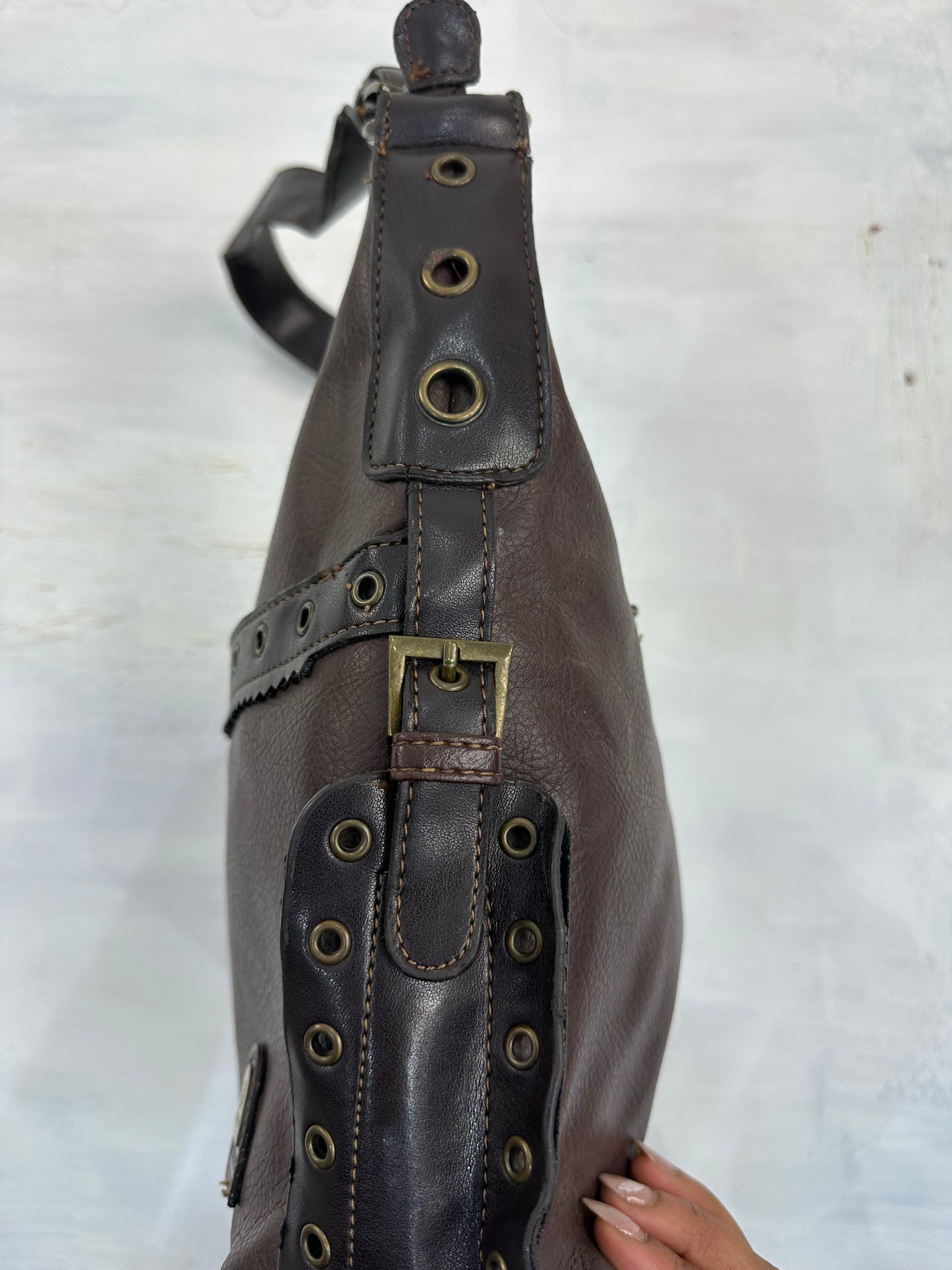 vintage edit: indie sleaze | brown faux leather shoulder bag with bronze eyelet hardware