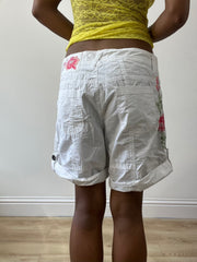 BESTE PICKS | kleine weiße Cargo-Shorts mit rosa Blumenstickerei-Detail