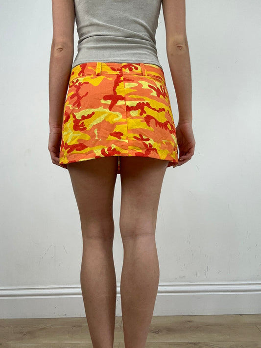 color: naranja + amarillo · prenda: falda · detalles: camuflaje + estampado + largo mini + 💻 + ‼️ + 5