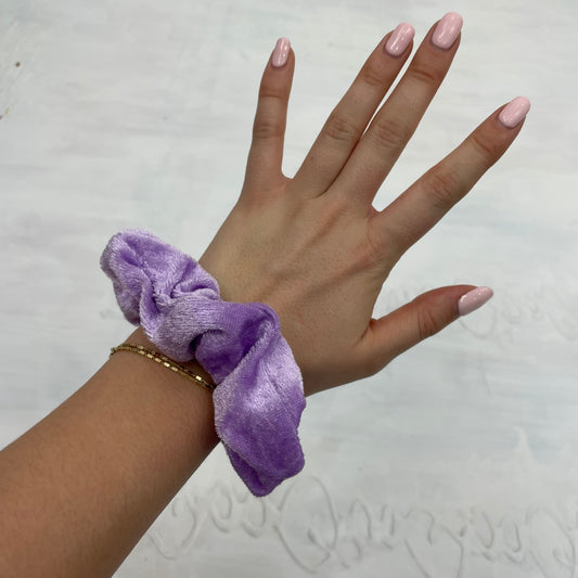 💻⭐️ | light purple velvet scrunchie