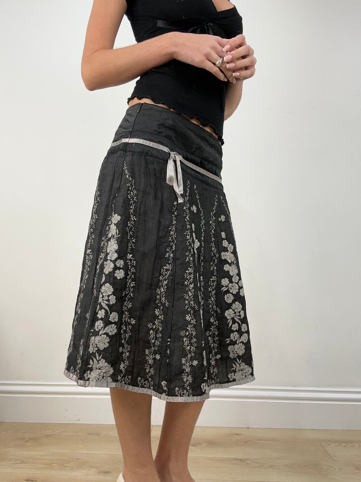 vintage edit: seasonal faves | large black and grey floral midi skirt