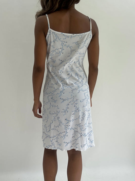 wedding guest drop | taille: S/M · couleur: blanc · article: robe · détails: fleuri + longueur midi