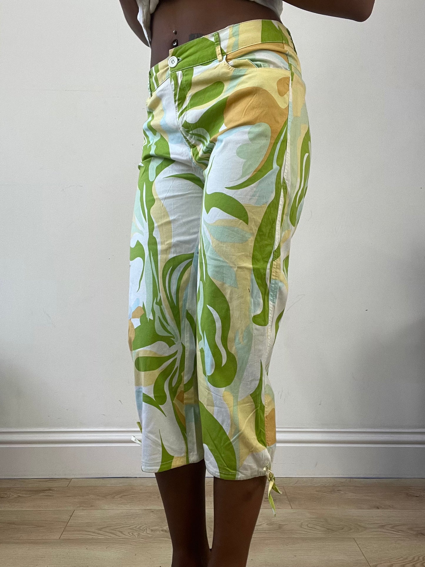 BEST PICKS | small green capri trousers with abstract print