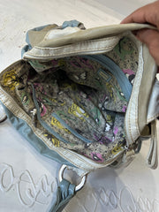 LFW edit | guess bolso de piel sintética azul y beige con herrajes plateados