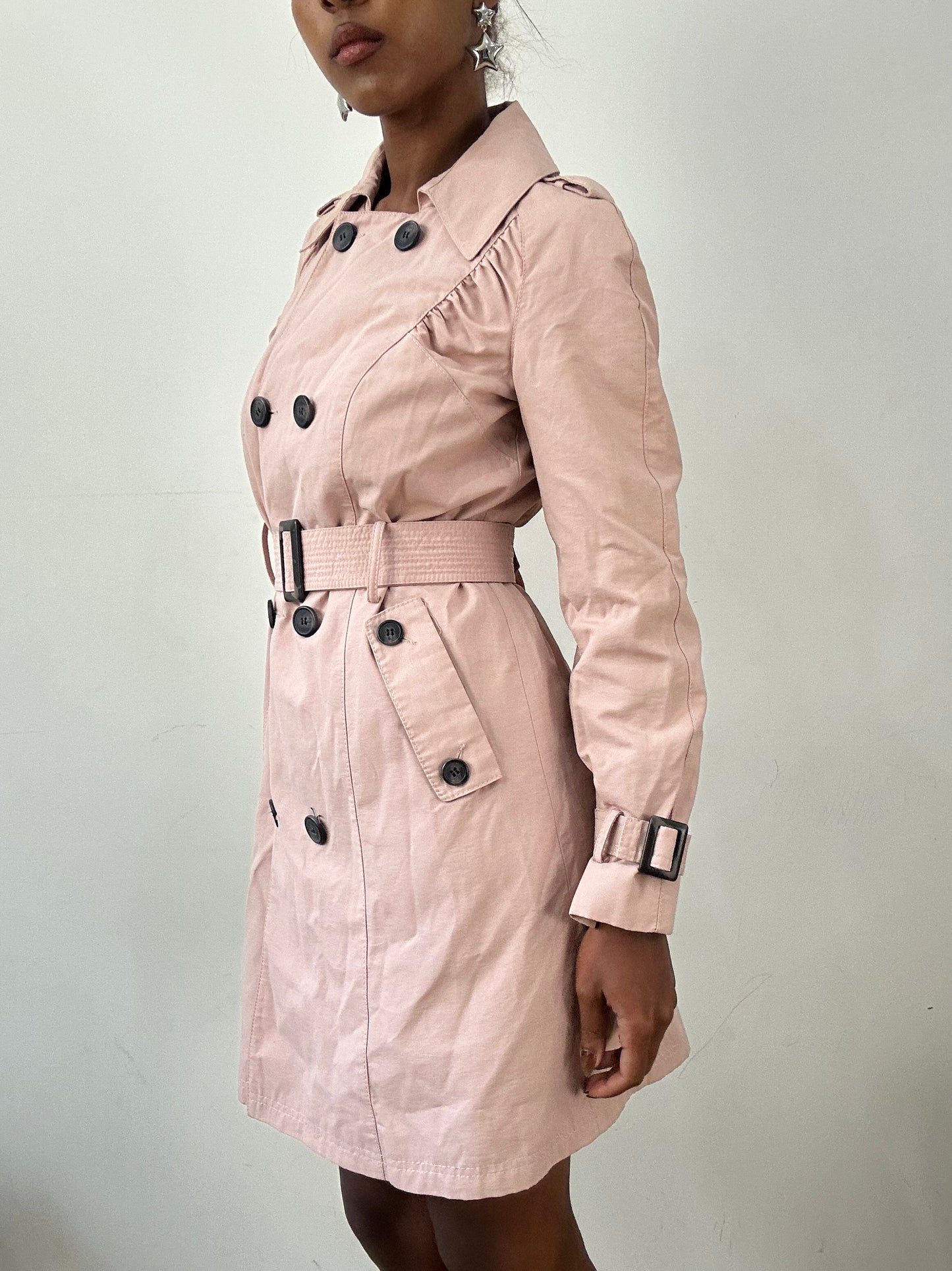 BEST PICKS | small dusty pink trenchcoat with belt