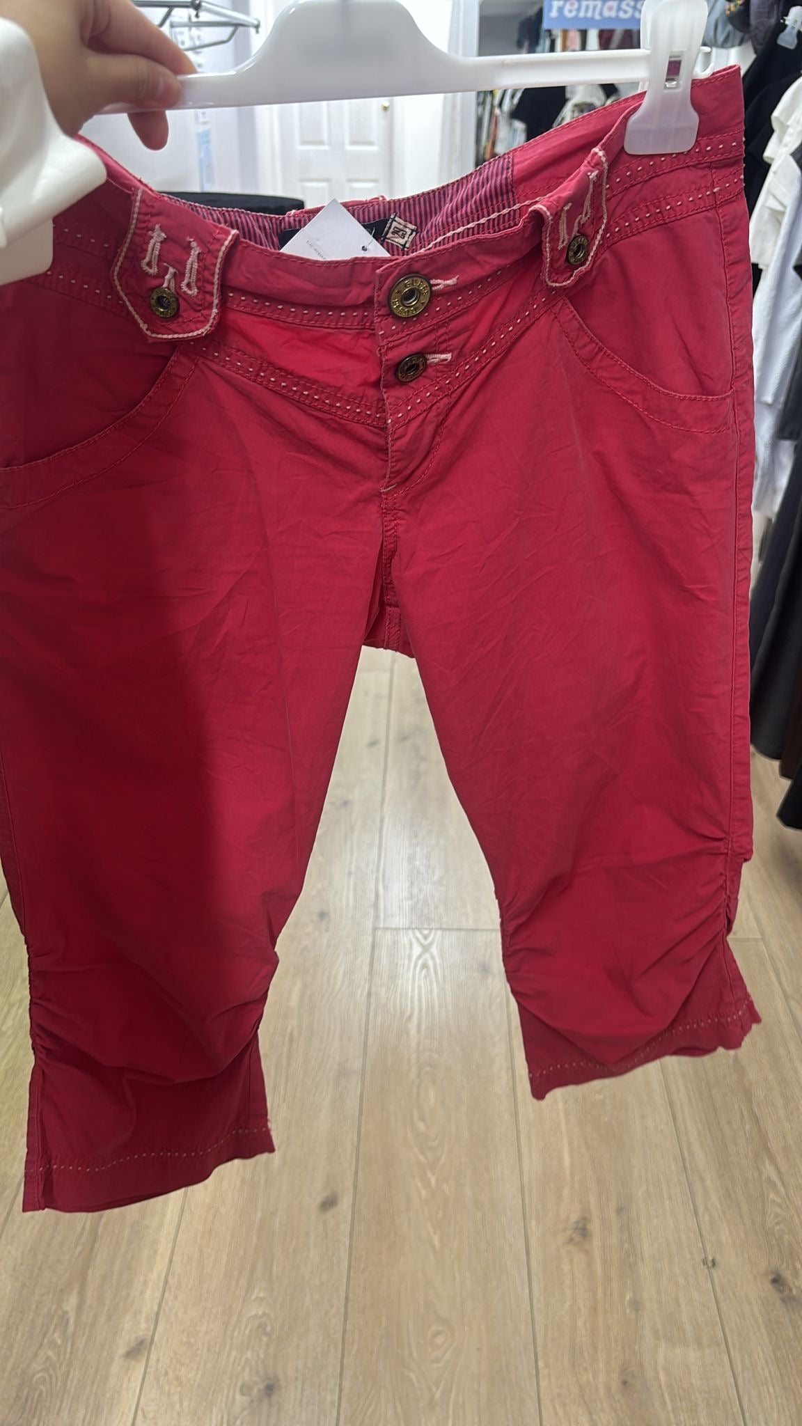 private listing - store - red guess capris