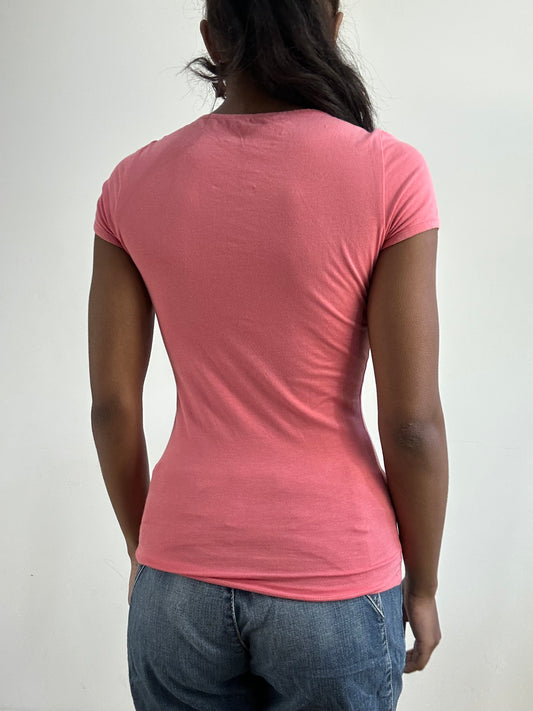 BEST PICKS | taille: S · couleur: rose · article: haut · détails: manches courtes + guess