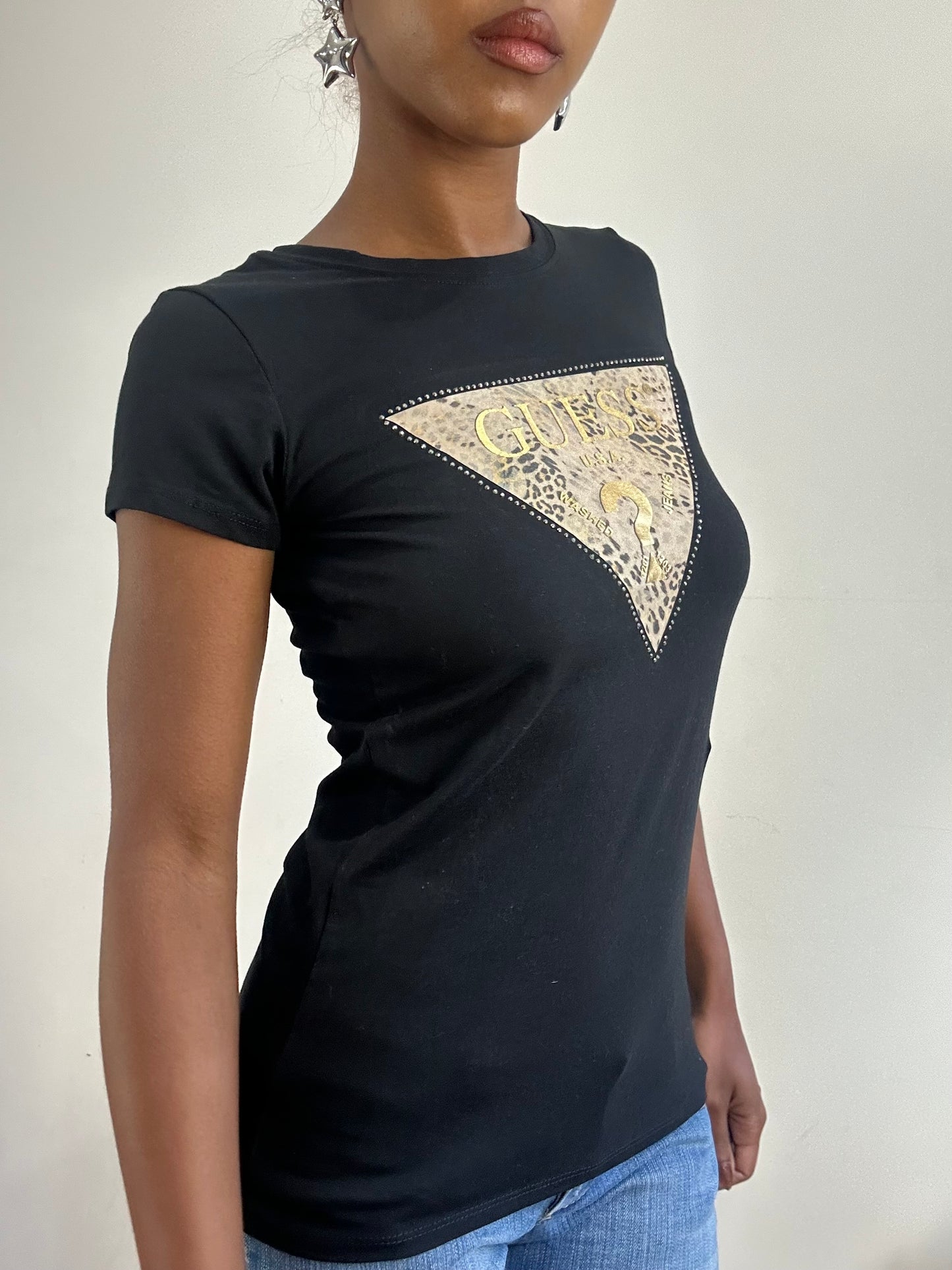 BEST PICKS | small black guess logo t-shirt