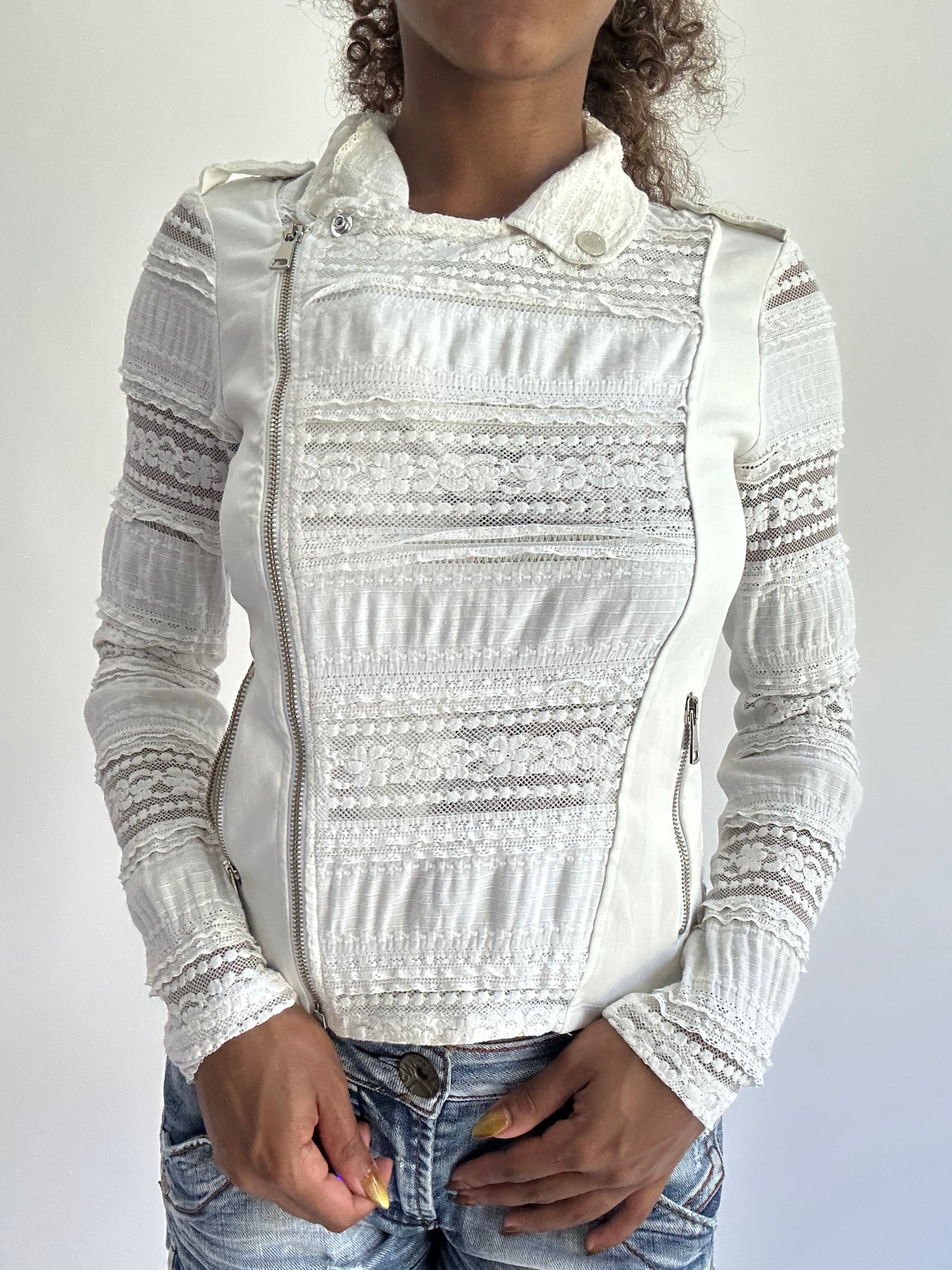 BEST PICKS | small white lace zip up long sleeve top