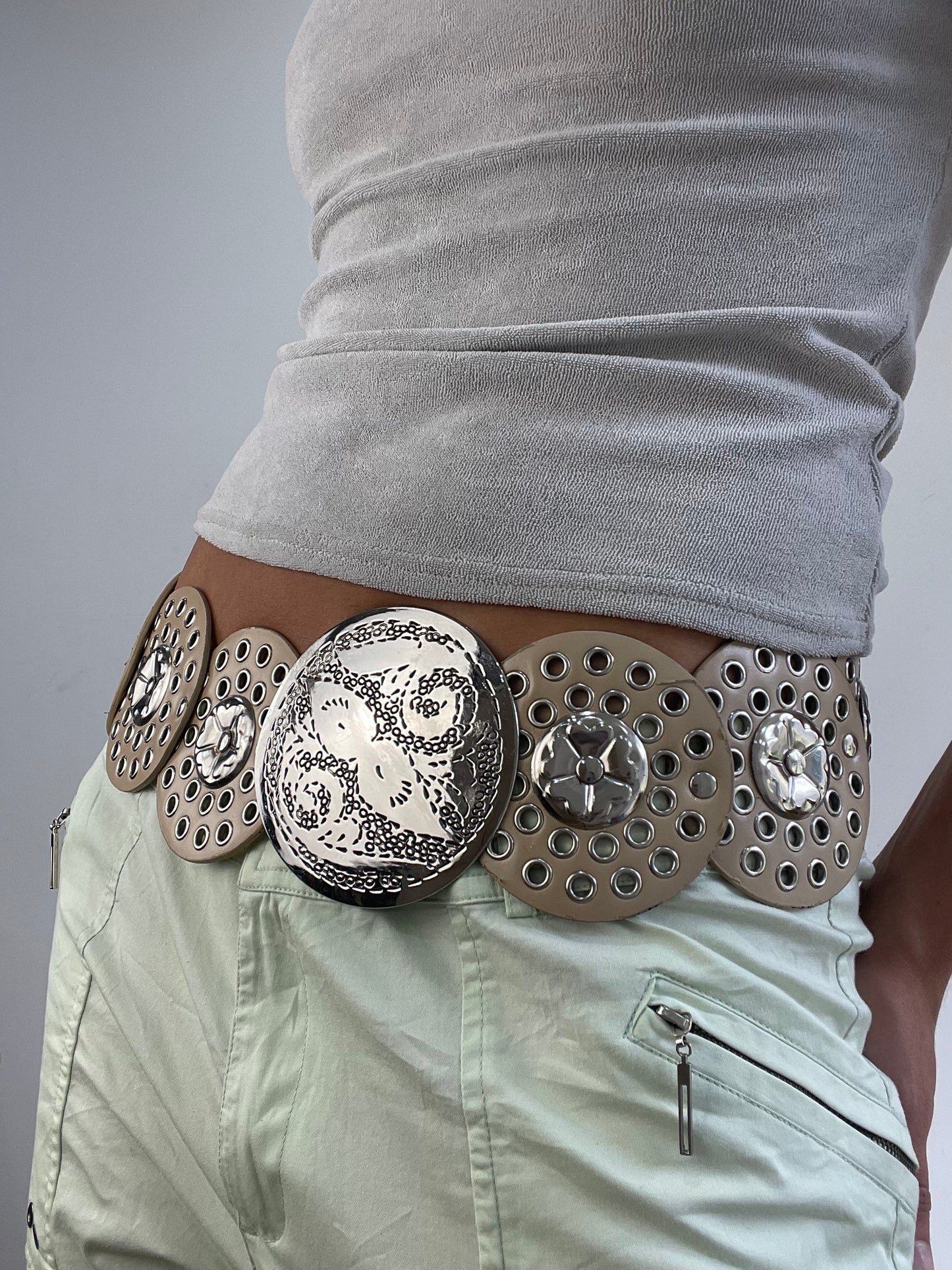 VINTAGE PICKS | beige and silver statement buckle belt