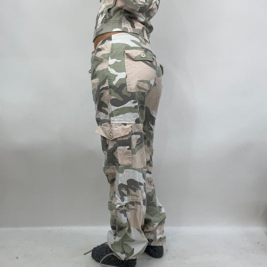 STUDIO FAVES | taille: S · couleur: rose + vert · article: pantalon · détails: camouflage + style cargo