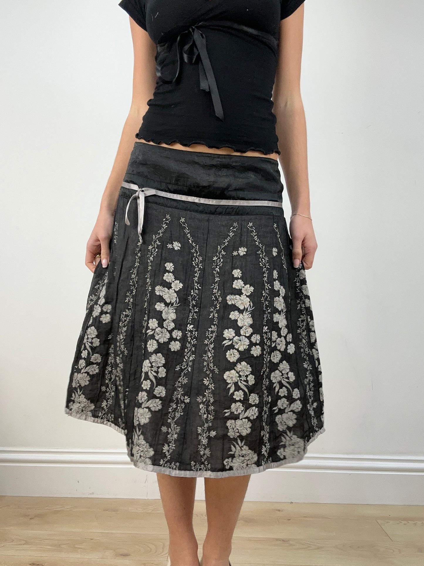 vintage edit: seasonal faves | large black and grey floral midi skirt