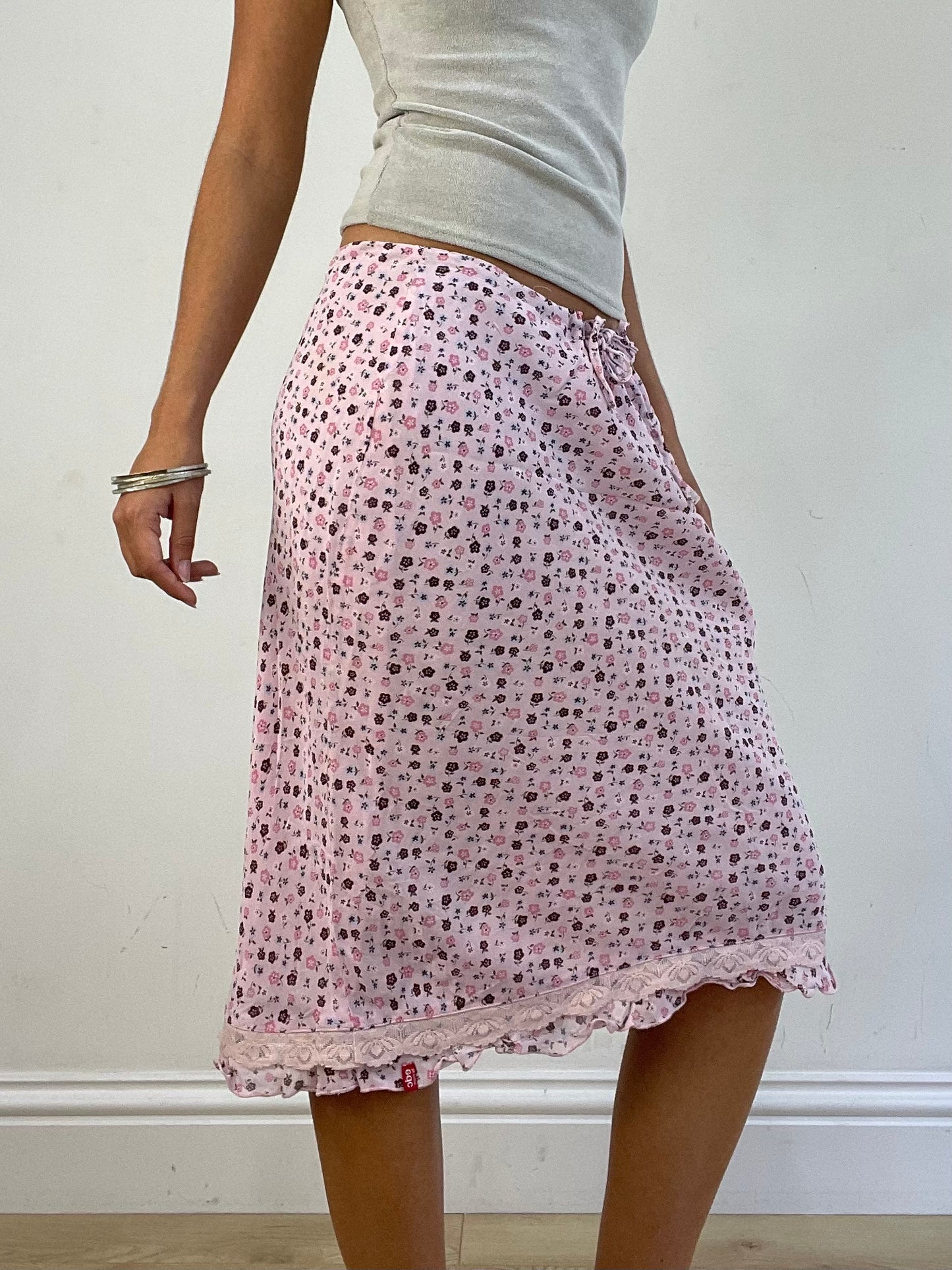 VINTAGE PICKS | small white floral patterned midi skirt
