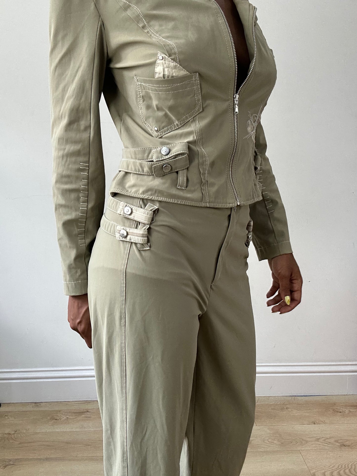 BEST PICKS | small khaki trousers and jacket set