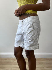 BESTE PICKS | kleine weiße Cargo-Shorts mit rosa Blumenstickerei-Detail