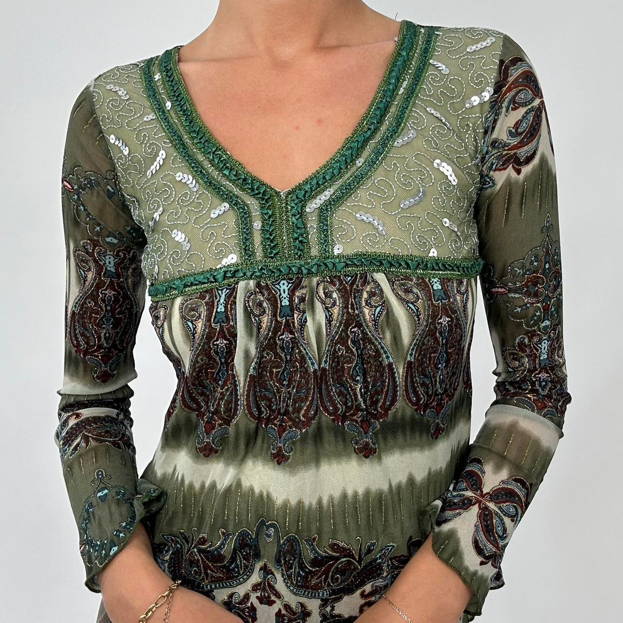💻 EARTHY GRUNGE DROP | small green long sleeved top with paisley print