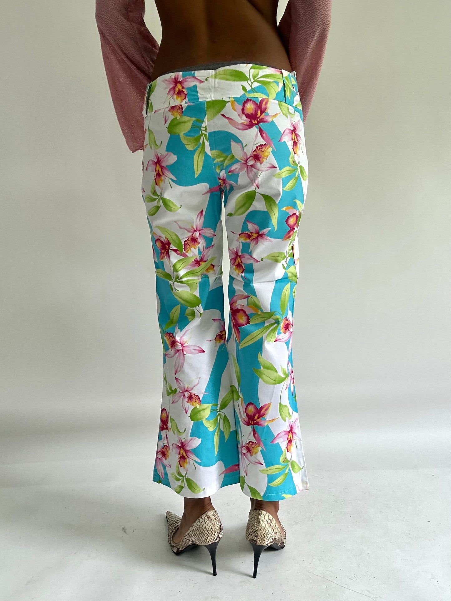 ‼️💻zara larsson drop | small white and blue floral cropped trousers