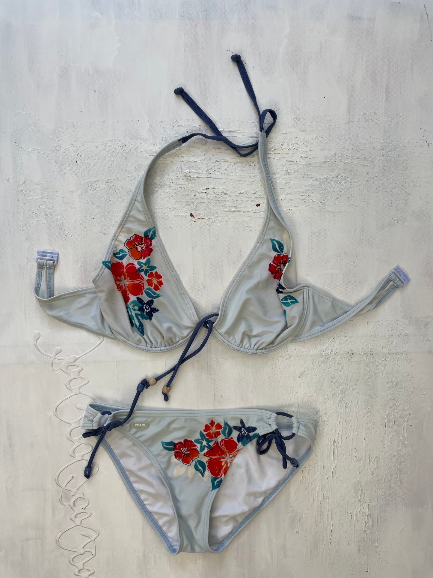 VINTAGE PICKS | large bikini set with graphic floral detailing