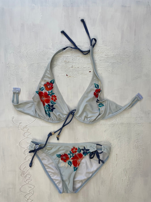 VINTAGE PICKS | large bikini set with graphic floral detailing