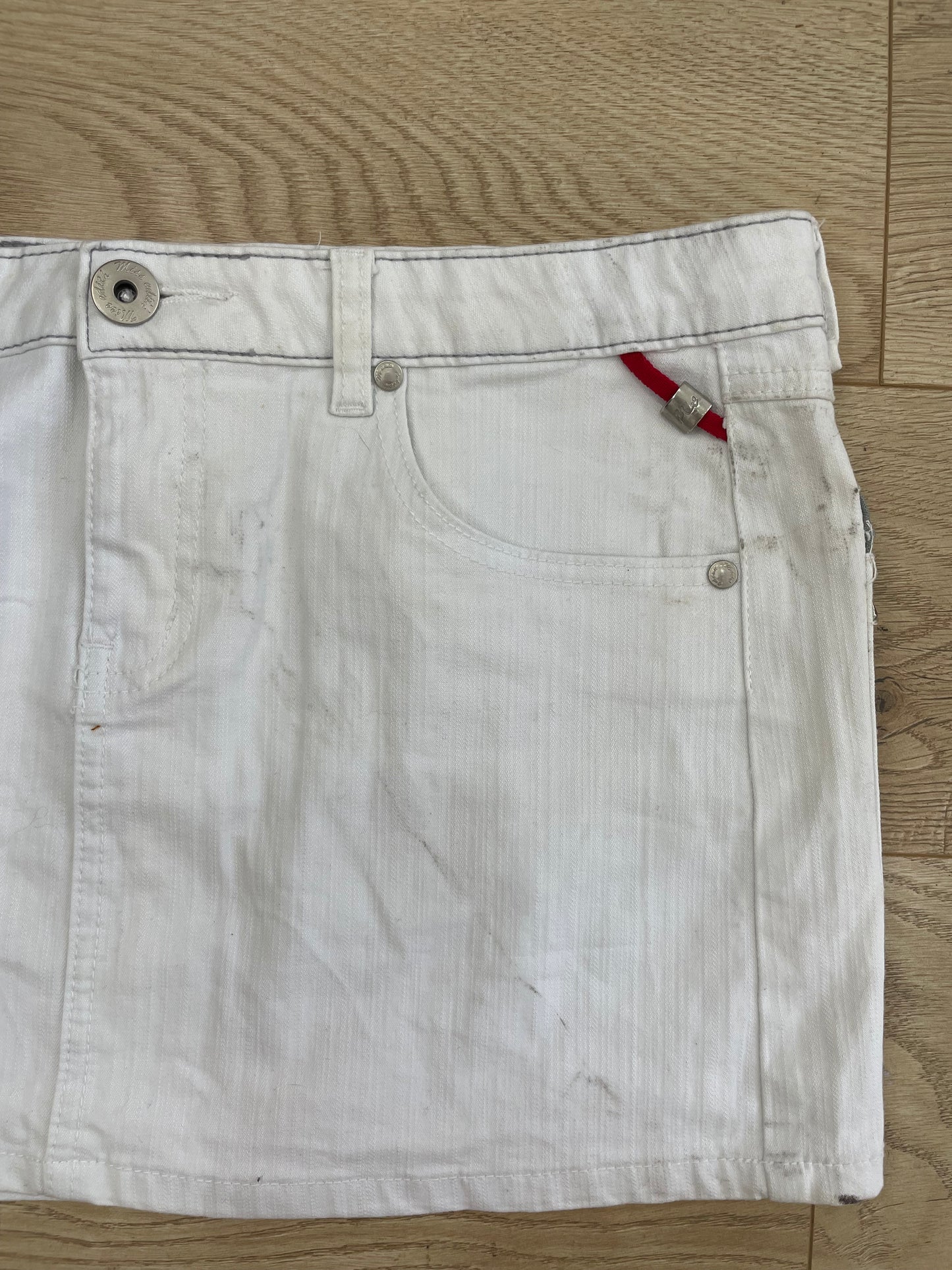VINTAGE PICKS | small white mini skirt with embroidered detailing