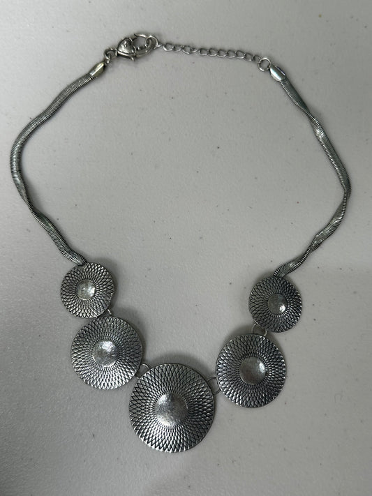 devil wears prada | one size silver circle pendant necklace