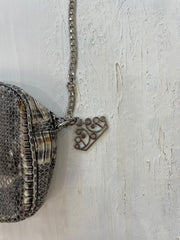 VINTAGE PICKS | couleur: gris · article: sac à bandoulière · détails: serpent + motif