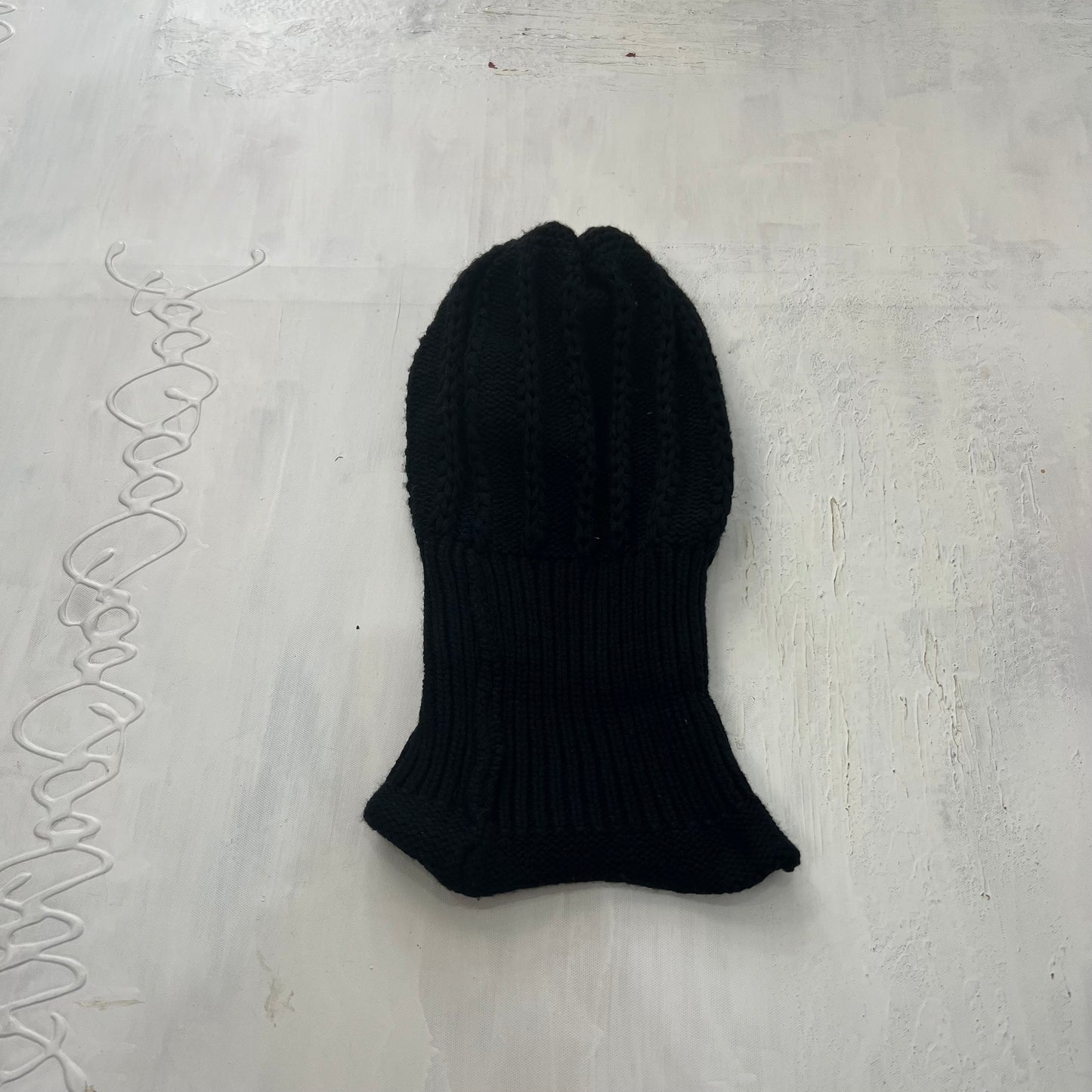 CARRIE BRADSHAW DROP | black knitted beanie hat