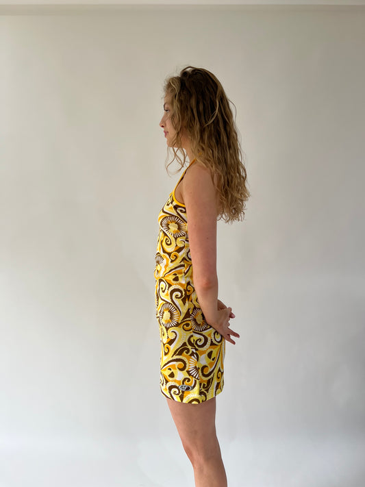 SATC drop | mini vestido de cuello alto estampado de color amarillo medio y marrón