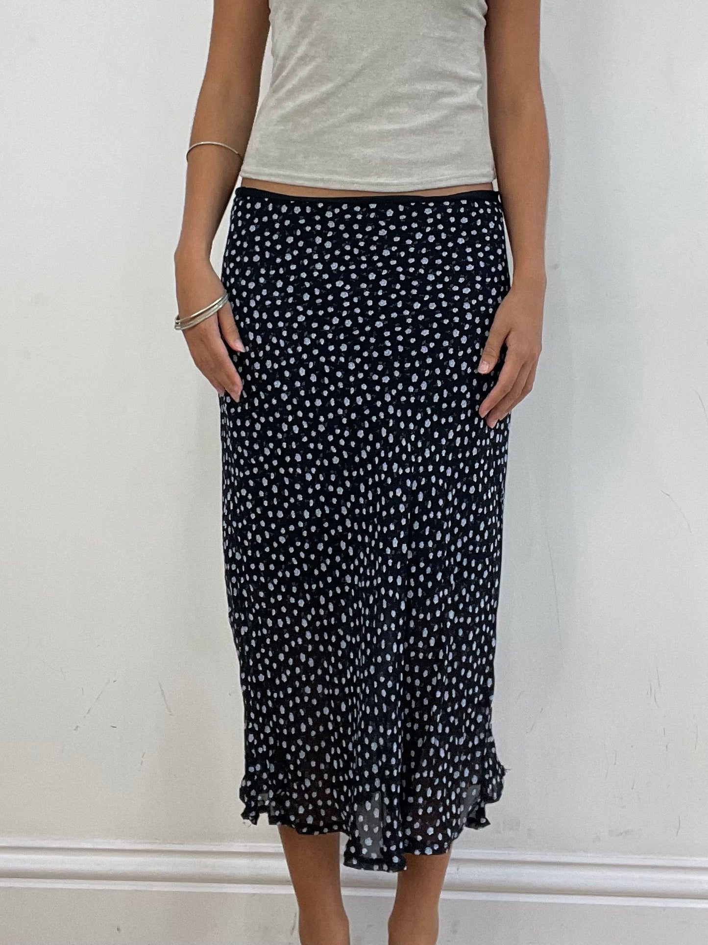 VINTAGE PICKS | medium black maxi skirt