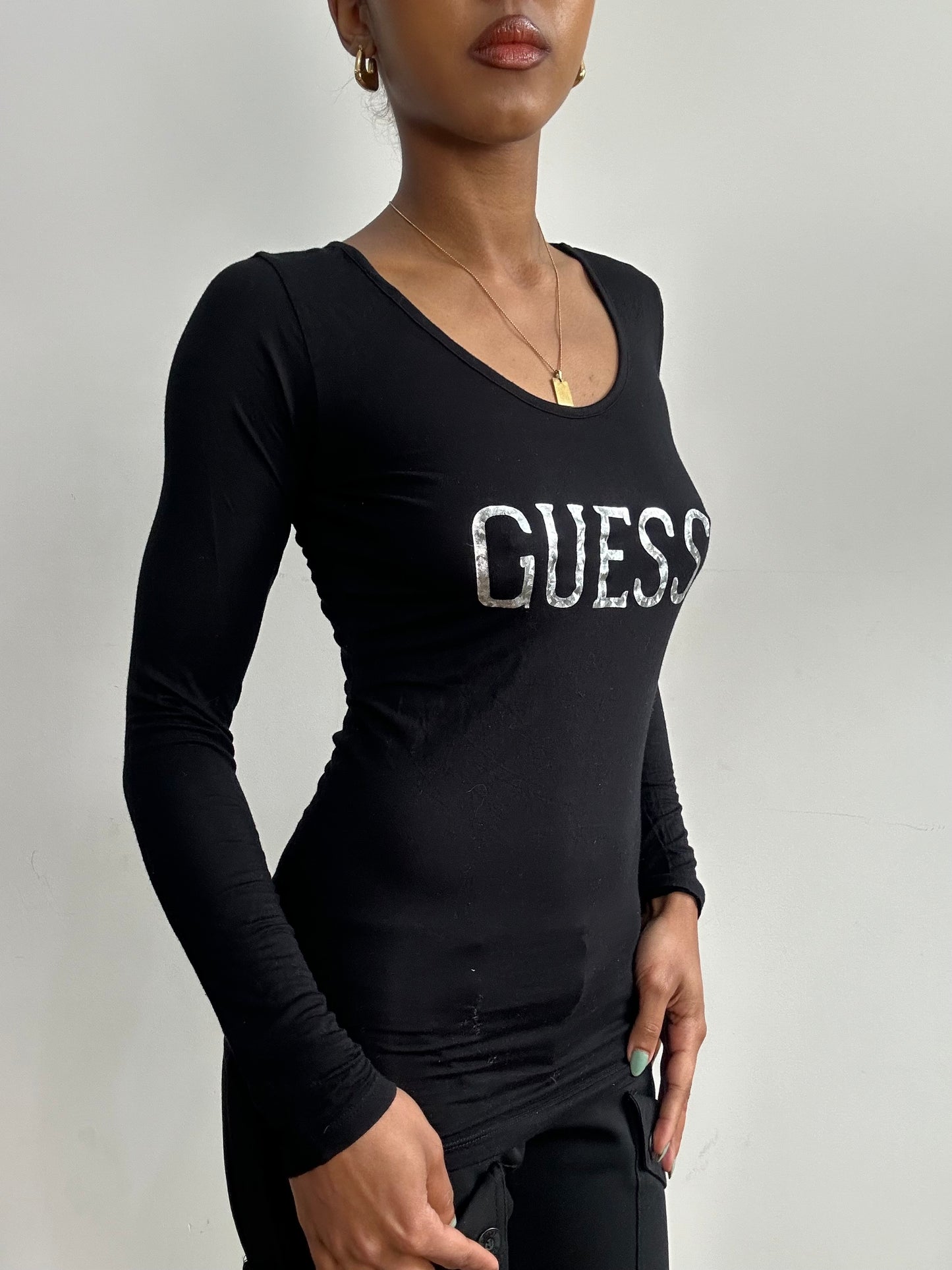 vintage edit fifteen | small black guess logo long sleeve top