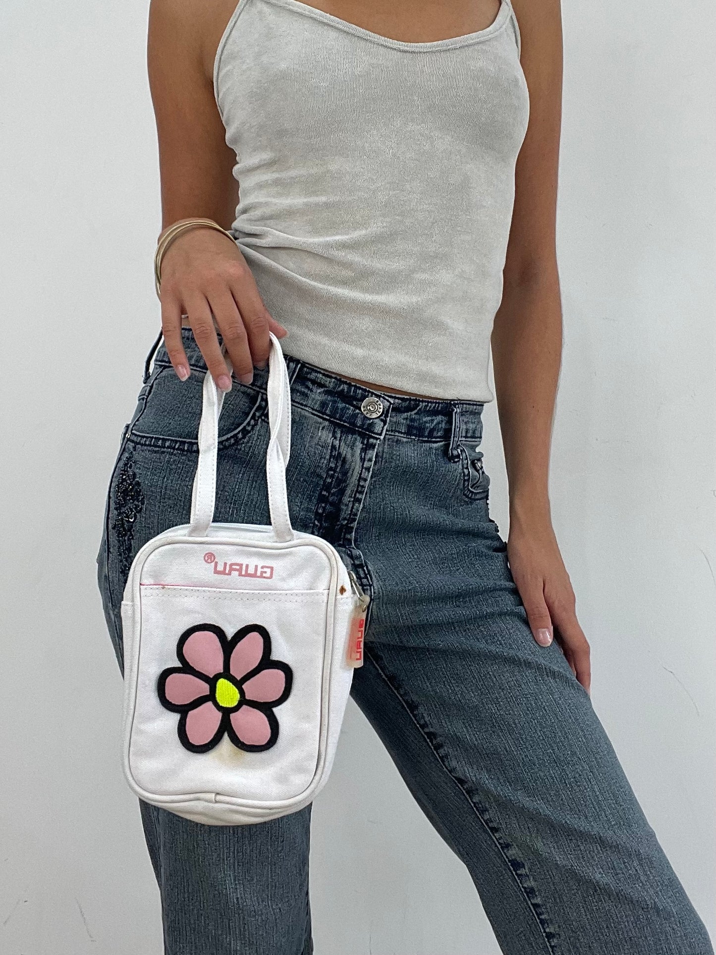 VINTAGE PICKS | white clutch bag with floral detailing