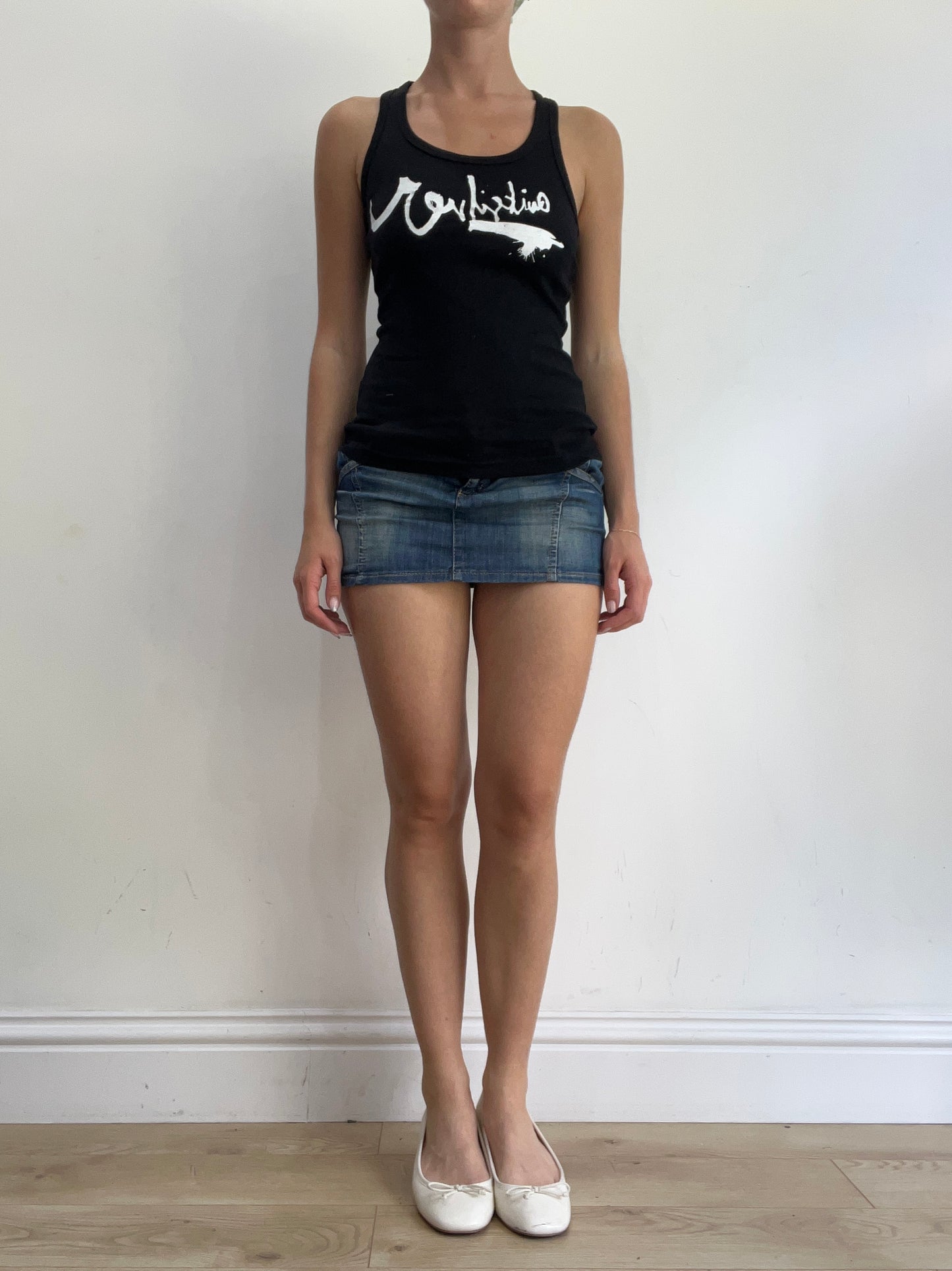 💻‼️ black tank top with white quick silver spell out