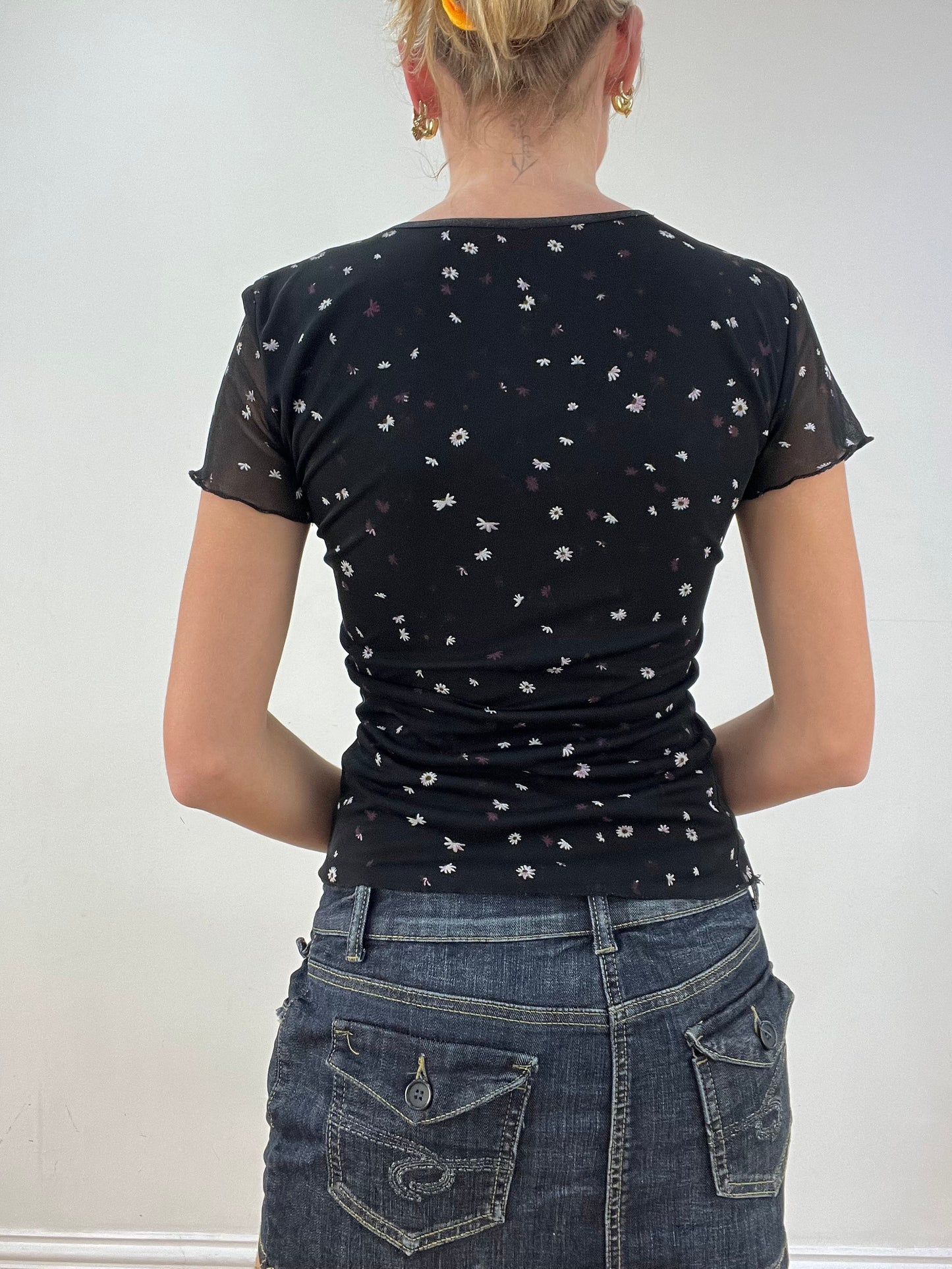 BEST PICKS | small black floral daisy top