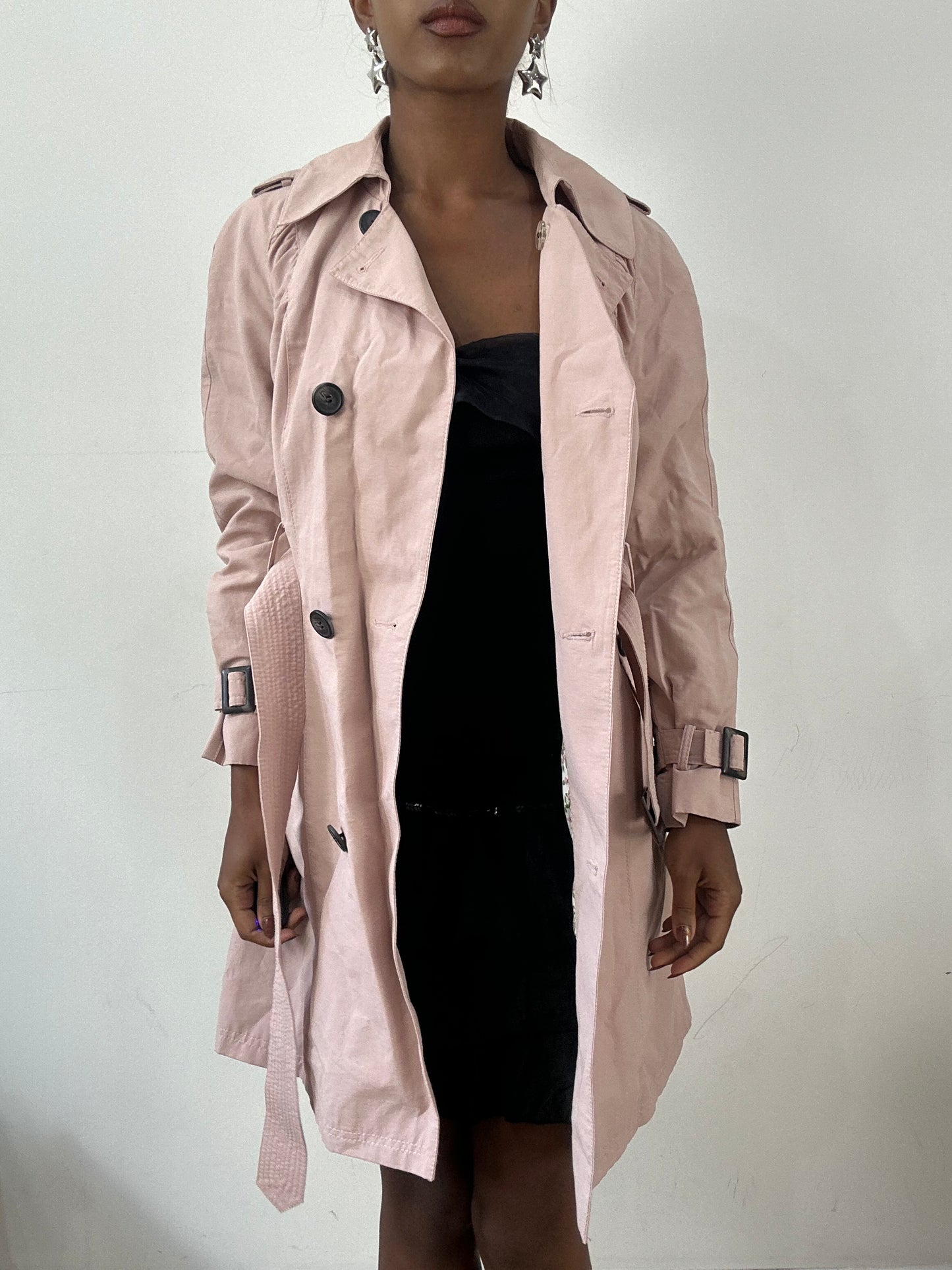 BEST PICKS | small dusty pink trenchcoat with belt