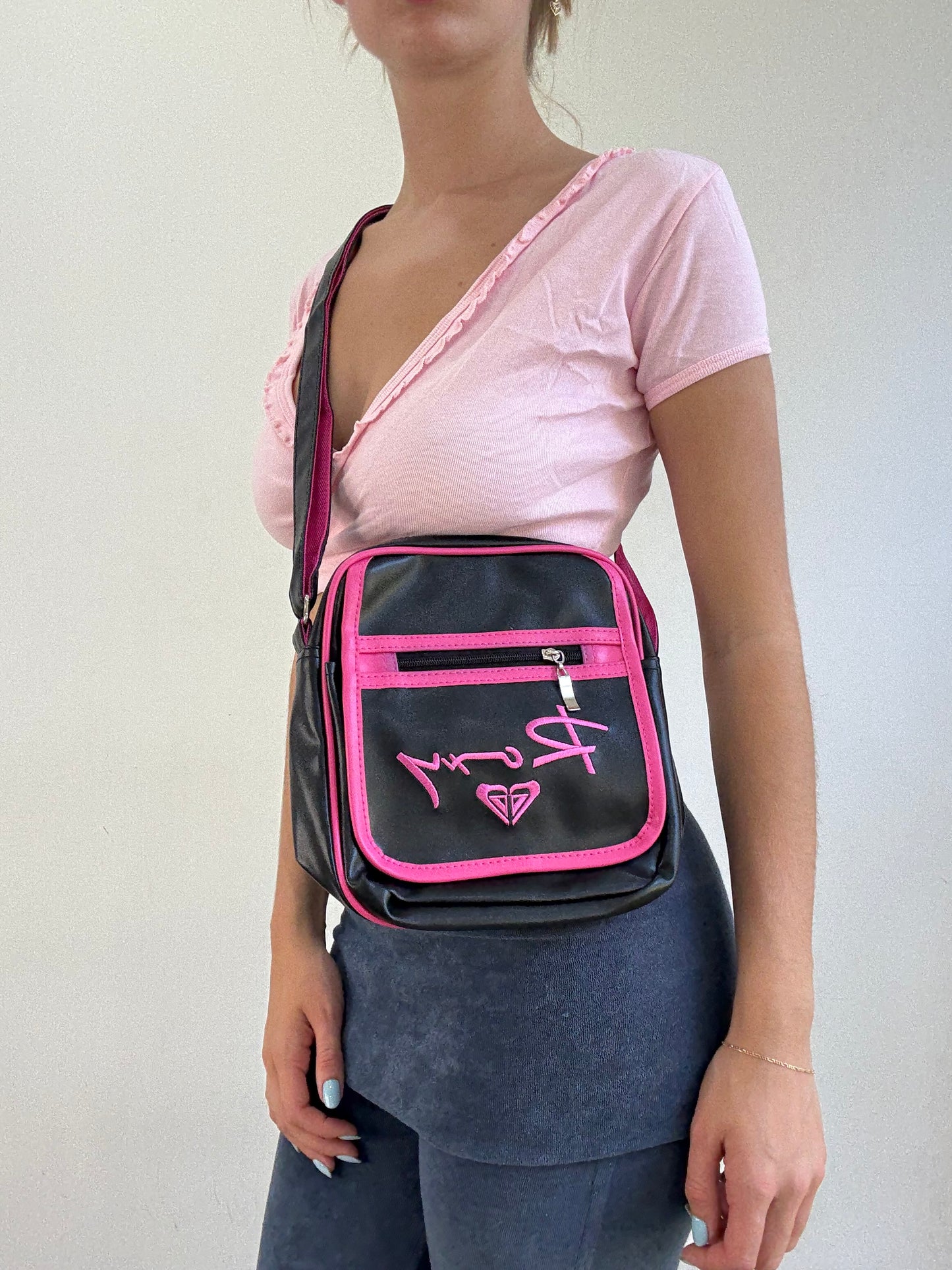 ‼️💻 | black & pink roxy crossbody bag