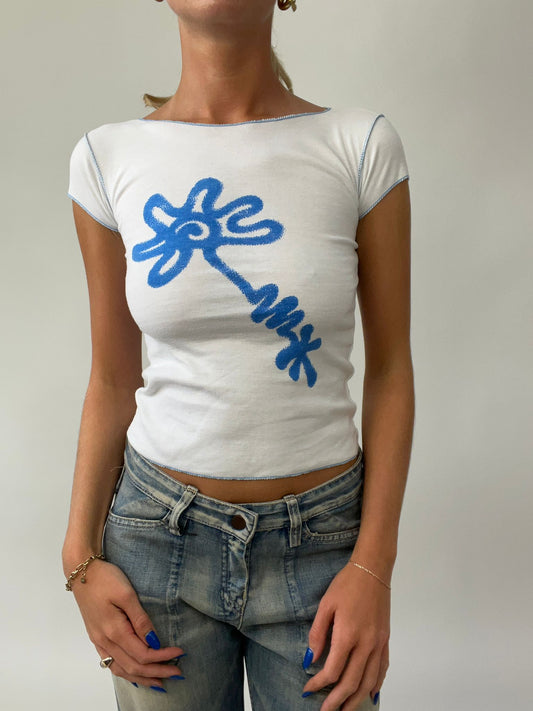 💻‼️ baby tee with blue flower graphic