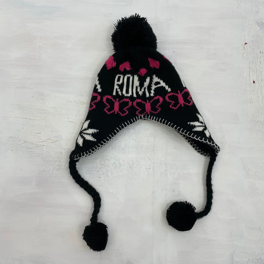 כובע ⁨“roma”⁩ עם פונפונים – שחור – ⁨12 days of xmas drop⁩