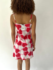 festival drop | taille: M · couleur: rose + rouge · article: robe · détails: cœurs + coupe nuisette + longueur mini