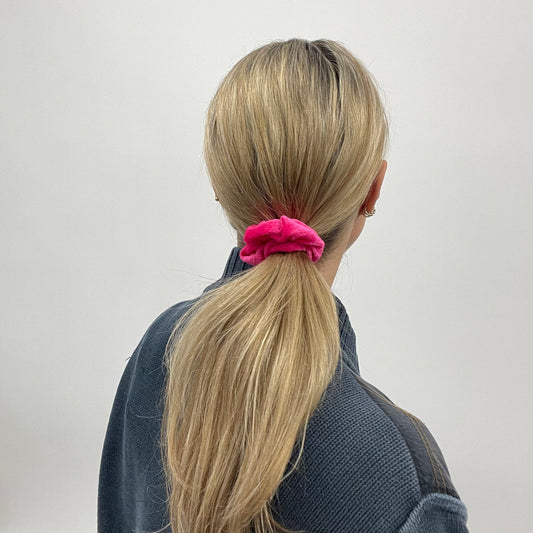 💻⭐️ | color: neón + rosa fuerte · material: terciopelo · prenda: coletero · detalles: grande
