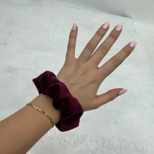 💻⭐️ | burgundy velvet scrunchie