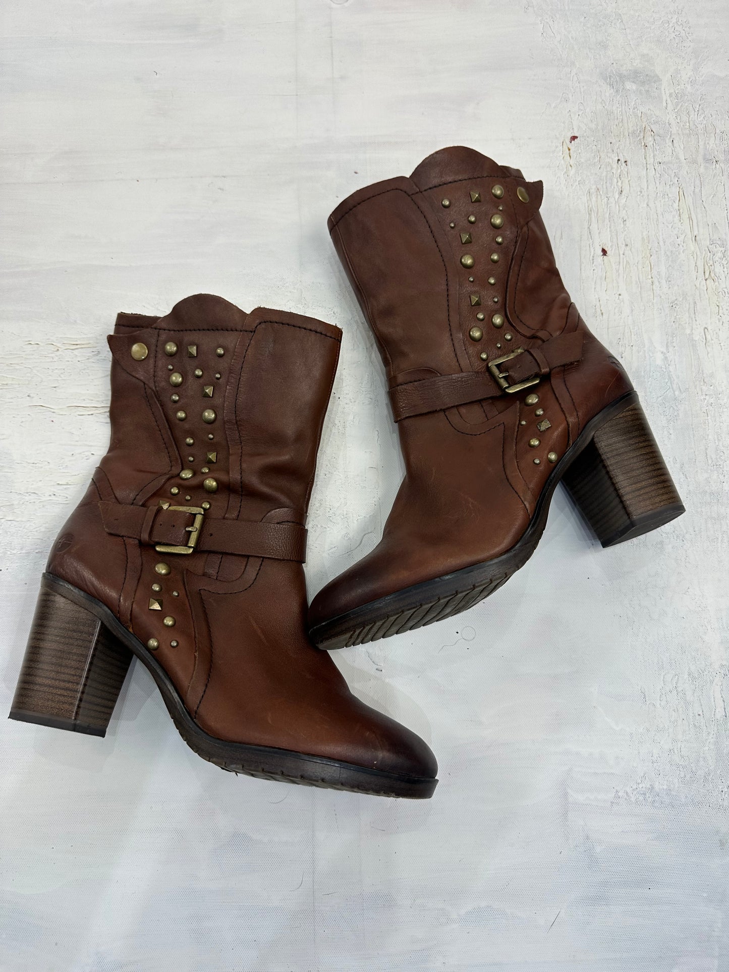 ⭐️vintage edit: indie sleaze | UK6.5 brown faux leather boots with gold studding